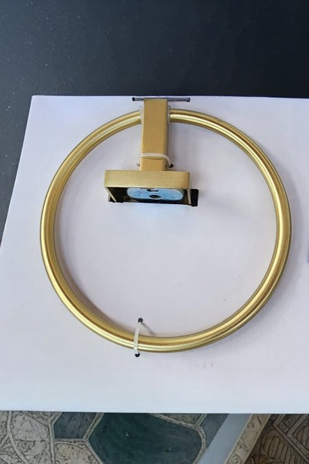 ✨ حلقة مناشف حمّام – ذهبي مطفي